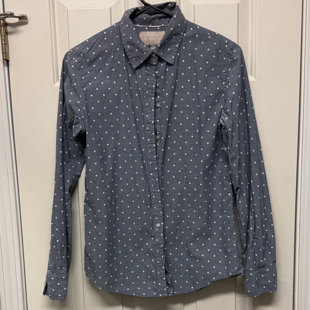 VGUC Banana Republic size small gray with white polka dots soft wash shirt